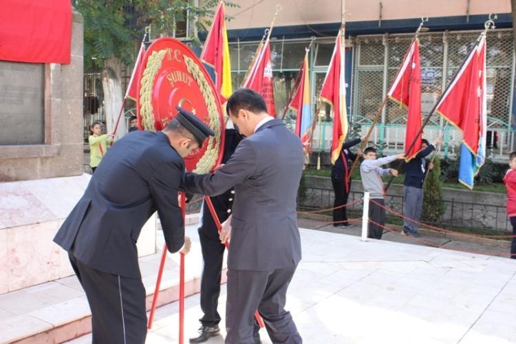 Program çelenk koyma ile başladı.