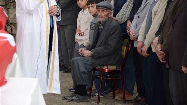 Tezcan Gökçe'nin babası Recep Gökçe de oğlunu son yolculuğuna dualar ve gözyaşlarıyla uğurladı. Baba Gökçe'nin iki ayakkabısının da yırtık olması ise yürekleri burktu.